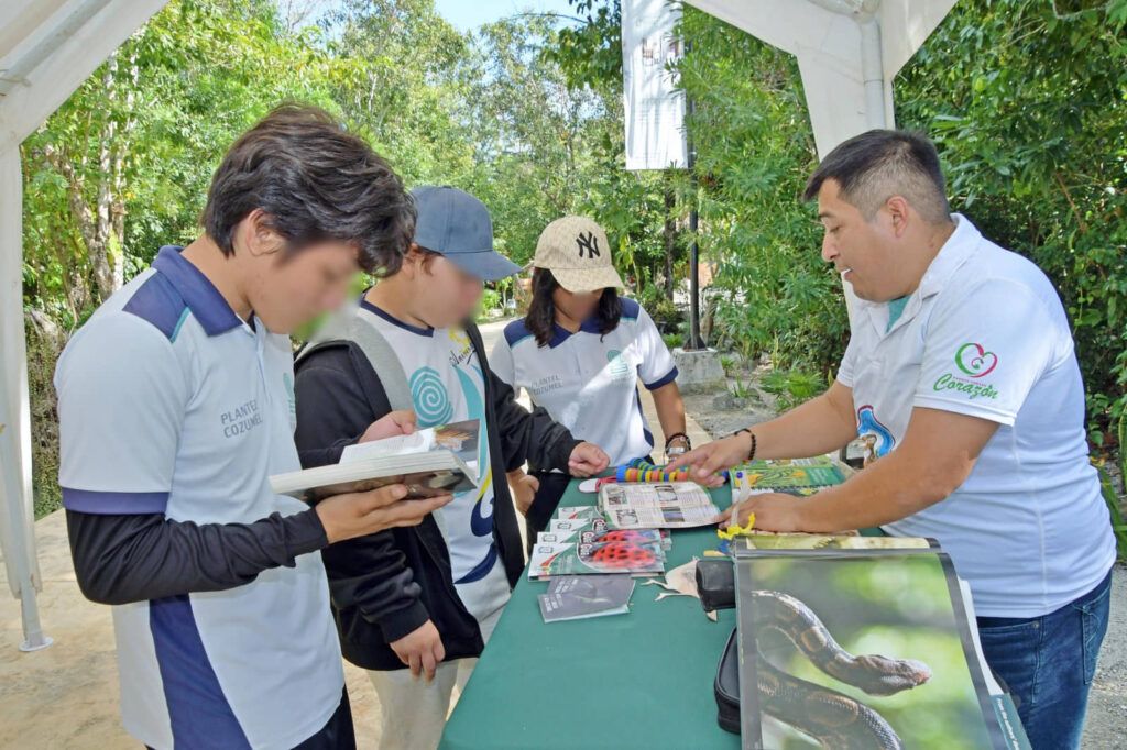 Estudiantes de Cozumel participan en feria ambiental “La Tierra nos Llama” 