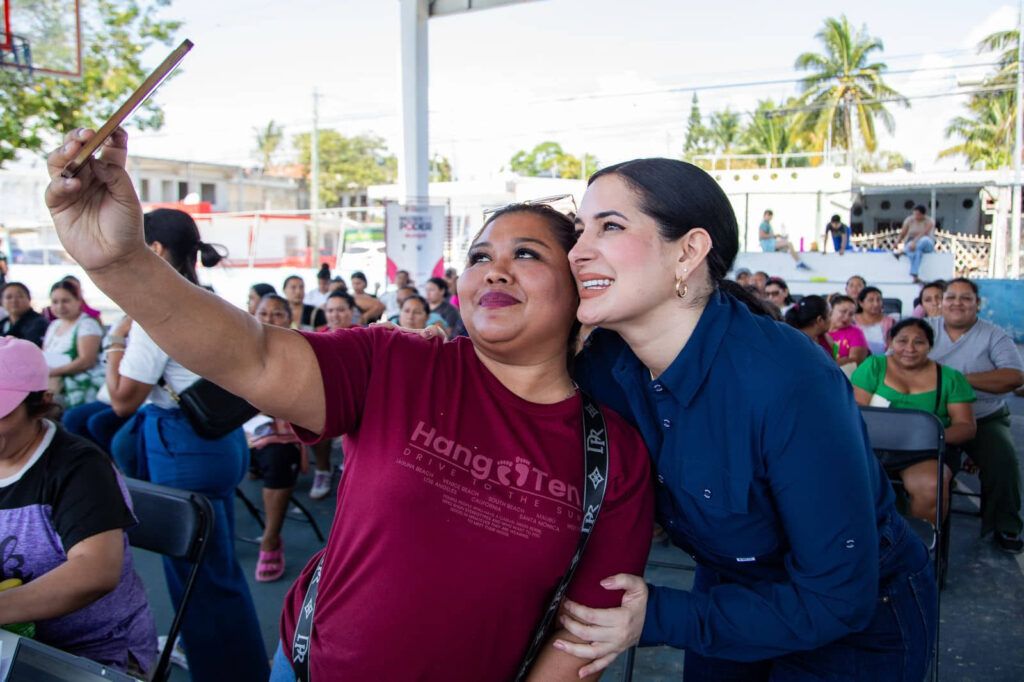La Presidenta Municipal saluda a cientos de mujeres que este martes acudieron al módulo de la Unidad Deportiva “Luis Donaldo Colosio” a actualizar su documentación. “Mujer es Poder” se fortalece en Playa del Carmen.