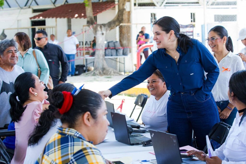 La Presidenta Municipal saluda a cientos de mujeres que este martes acudieron al módulo de la Unidad Deportiva “Luis Donaldo Colosio” a actualizar su documentación. “Mujer es Poder” se fortalece en Playa del Carmen.