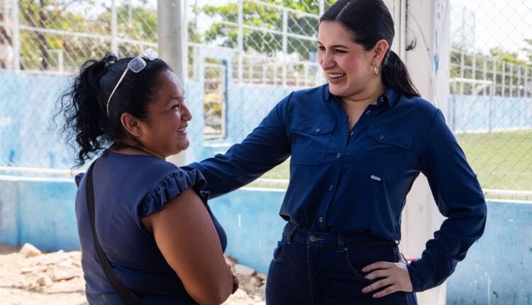 La Presidenta Municipal saluda a cientos de mujeres que este martes acudieron al módulo de la Unidad Deportiva “Luis Donaldo Colosio” a actualizar su documentación. “Mujer es Poder” se fortalece en Playa del Carmen.