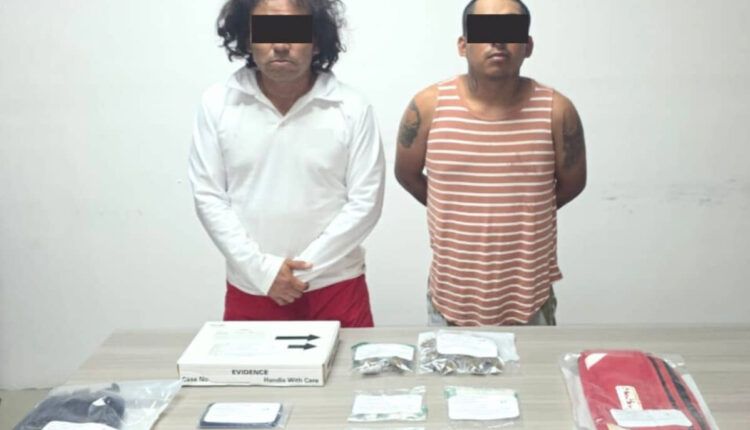 La Fiscalía General del Estado informó que detienen a dos hombres en Costa Mujeres por narcomenudeo y violación a la Ley de Armas. Los detenidos son Gamaliel “N” y Jorge David “N”