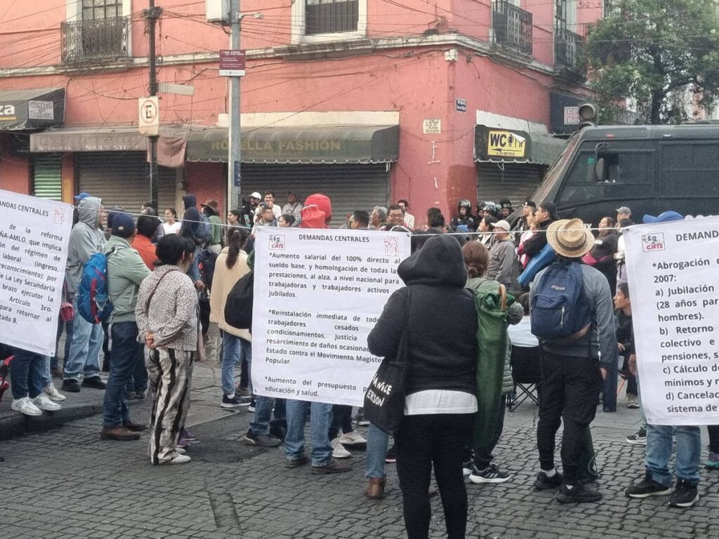Toma CNTE accesos a Palacio Nacional como medida de presión para dialogar con Sheinbaum