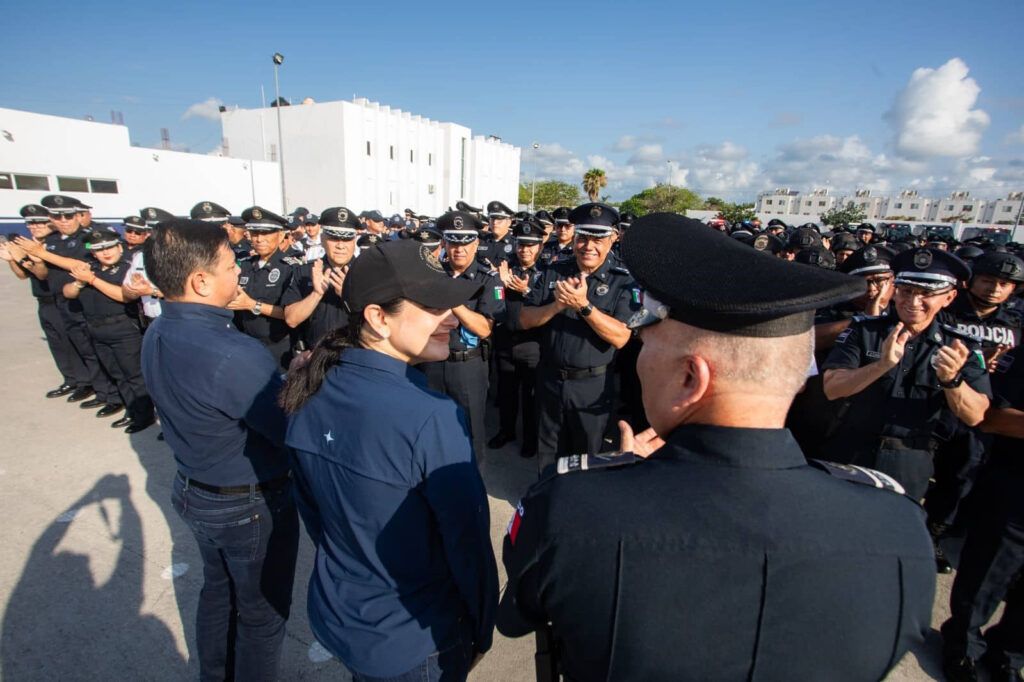 Entrega Estefanía Mercado bono de 21 mil pesos a policías de Playa del Carmen