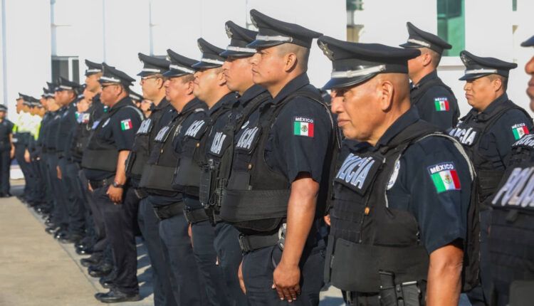 Entrega Estefanía Mercado bono de 21 mil pesos a policías de Playa del Carmen