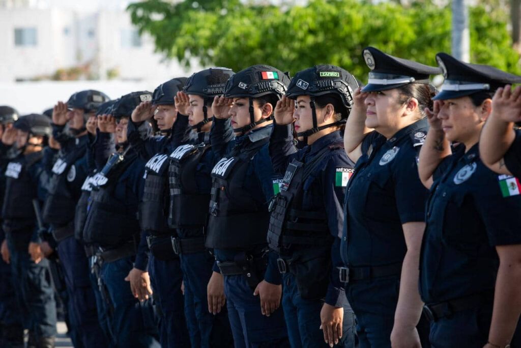 Entrega Estefanía Mercado bono de 21 mil pesos a policías de Playa del Carmen