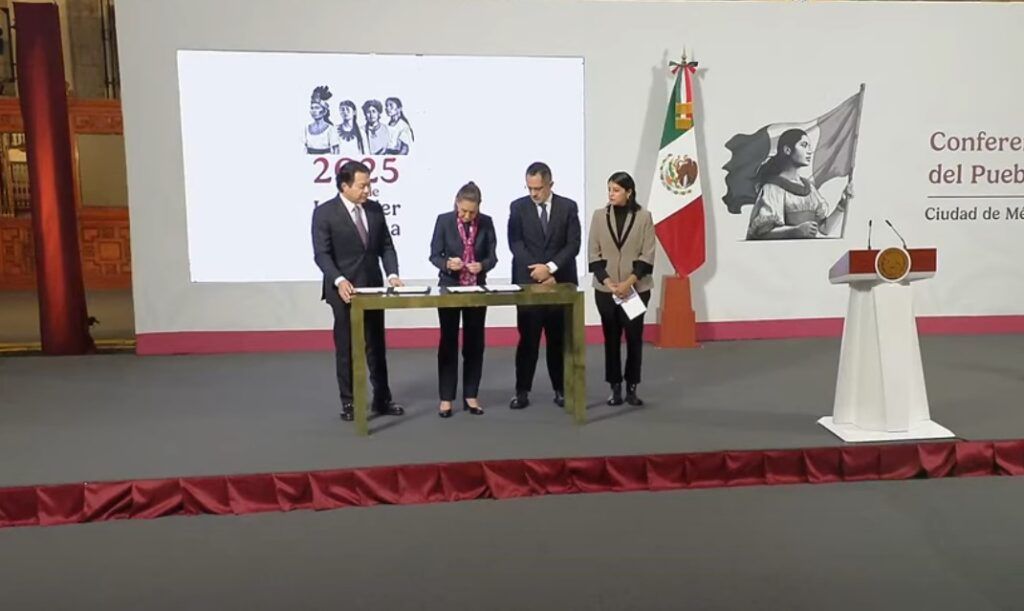 Presidenta Claudia Sheinbaum firma decretos para beneficiar a maestros de México