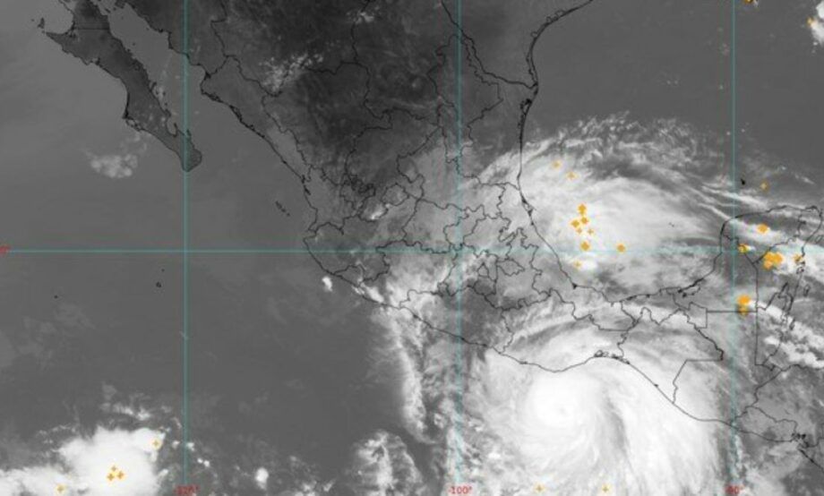 Huracán “Erick” podría alcanzar categoría 3 y tocar tierra entre Oaxaca y Guerrero