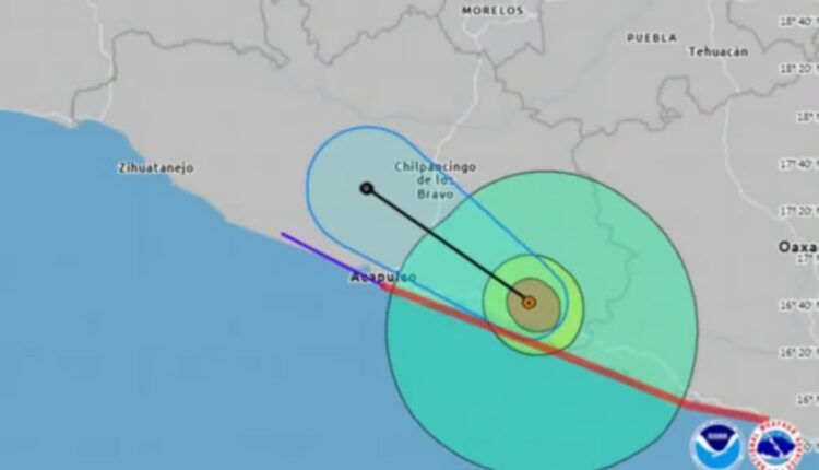 Huracán Erick se degrada a categoría 1 tras tocar tierra en Oaxaca