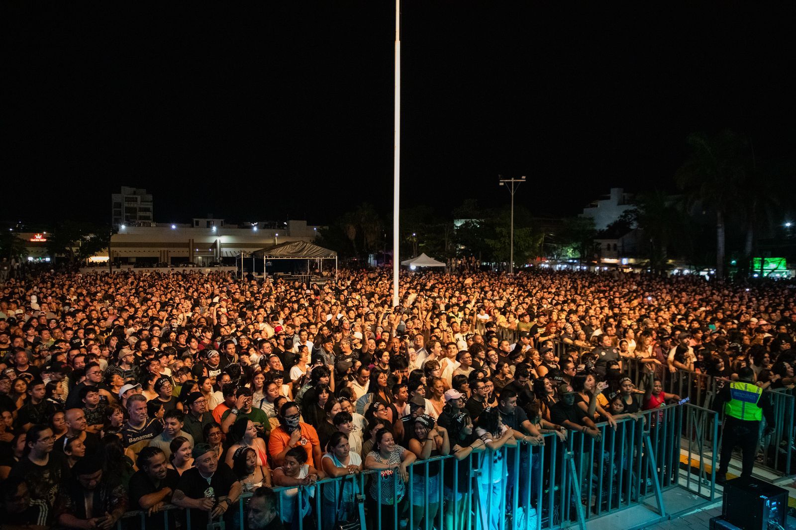 35 mil personas vibran con Molotov en histórico concierto en Playa del Carmen. Lado.mx 35 mil personas vibran con Molotov en histórico concierto en Playa del Carmen. Noticias en tiempo real