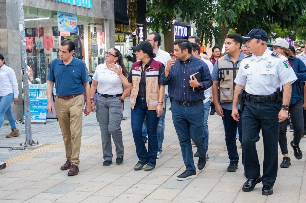 Estefanía Mercado encabeza recorrido con su gabinete en la Quinta Avenida para poner orden y atender problemáticas de este emblemático lugar turístico de Playa del Carmen