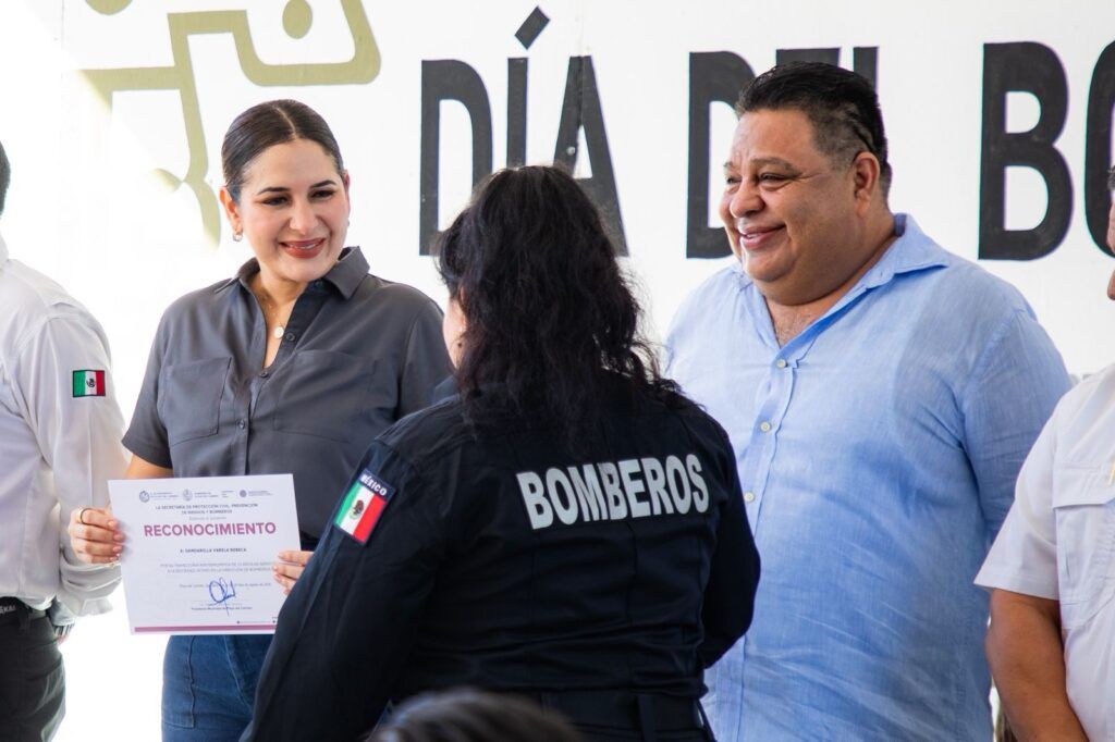 Estefanía Mercado reconoce valentía y entrega de los bomberos de Playa del Carmen