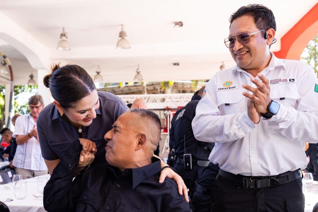Estefanía Mercado reconoce valentía y entrega de los bomberos de Playa del Carmen