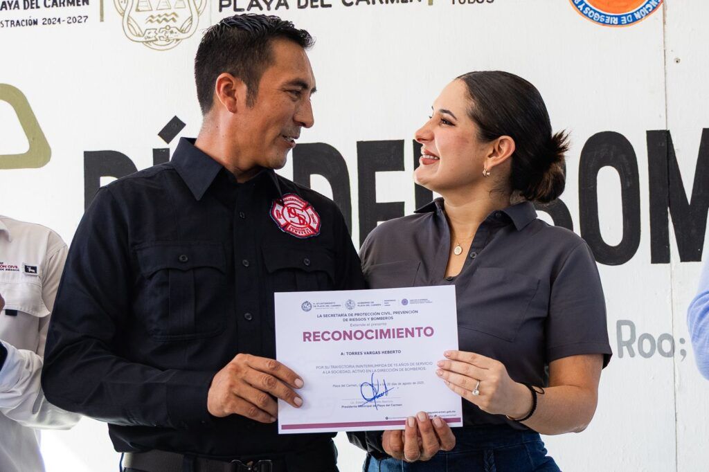 Estefanía Mercado reconoce valentía y entrega de los bomberos de Playa del Carmen