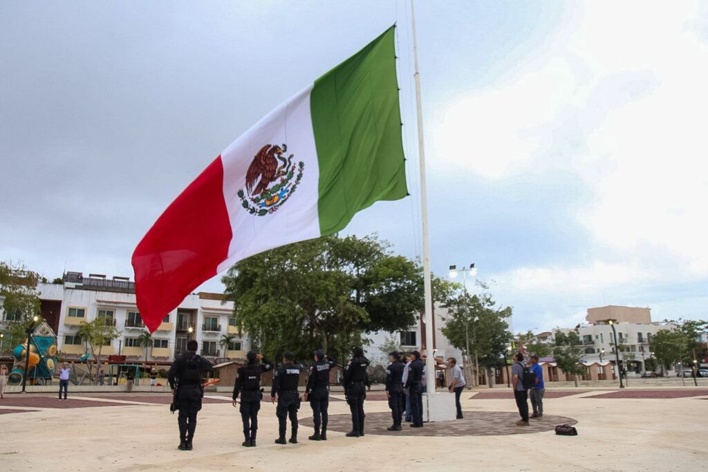 Estefanía Mercado preside el desfile del CCXV Aniversario de la Independencia de México en Playa del Carmen