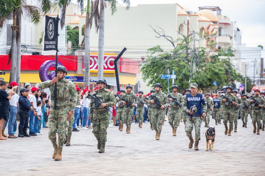 Estefanía Mercado preside el desfile del CCXV Aniversario de la Independencia de México en Playa del Carmen