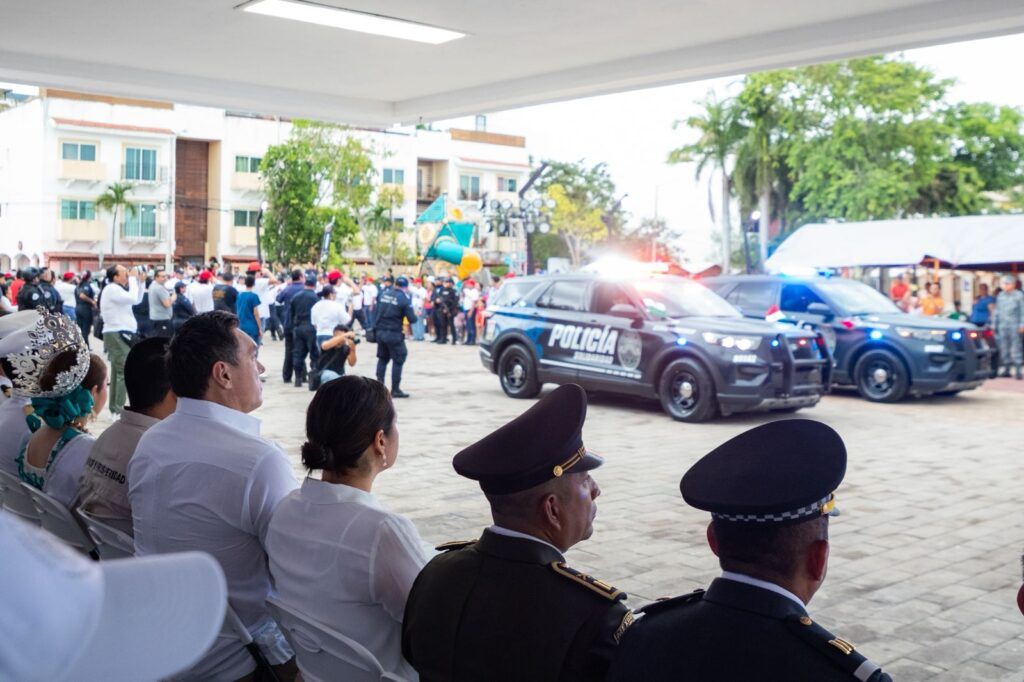 Estefanía Mercado preside el desfile del CCXV Aniversario de la Independencia de México en Playa del Carmen