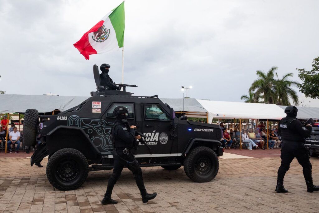 Estefanía Mercado preside el desfile del CCXV Aniversario de la Independencia de México en Playa del Carmen