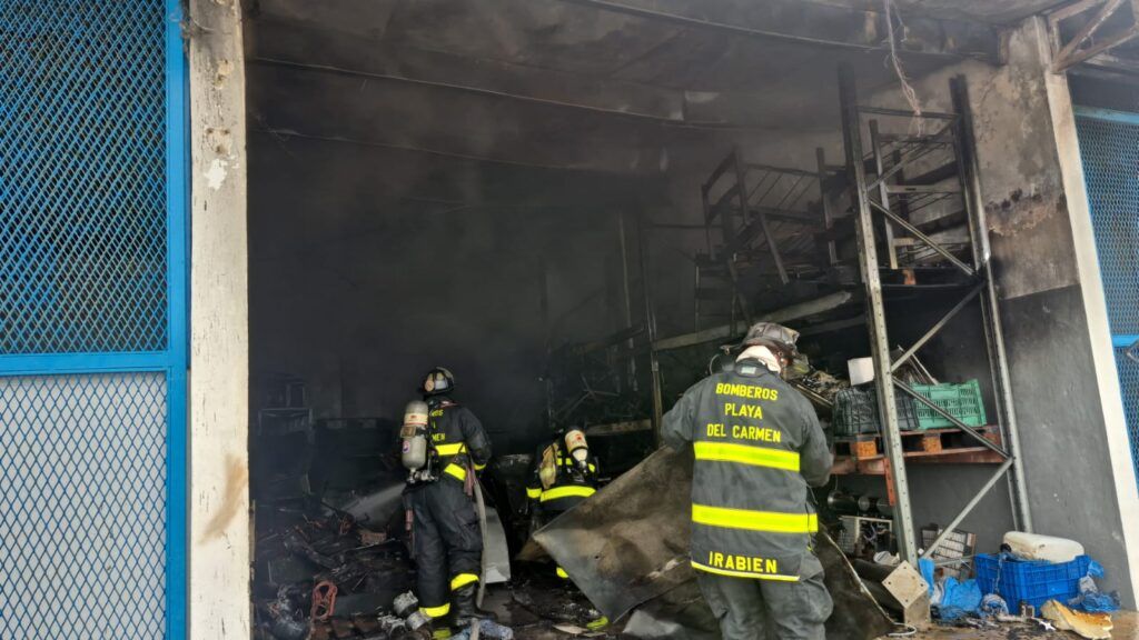 Bomberos de Playa del Carmen sofocan incendio en bodega de refrigeración