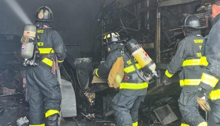 Bomberos de Playa del Carmen sofocan incendio en bodega de refrigeración
