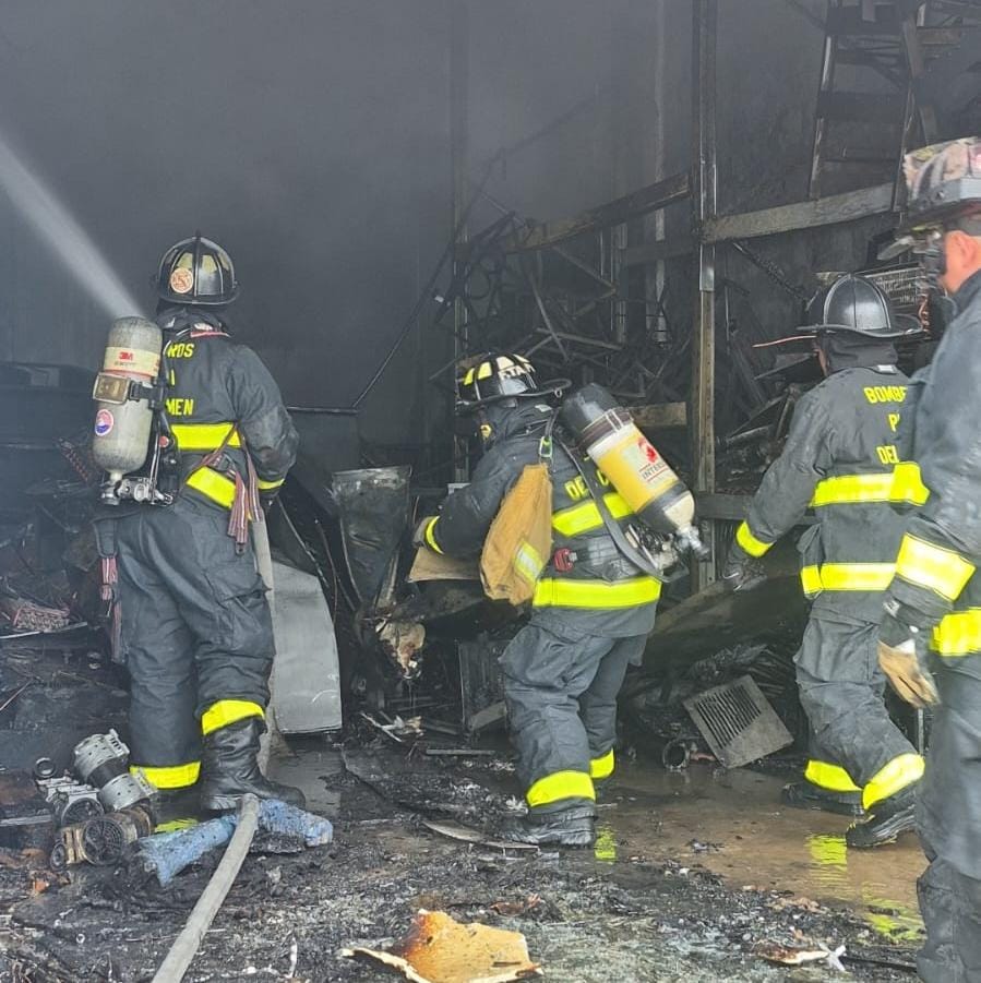Bomberos de Playa del Carmen sofocan incendio en bodega de refrigeración