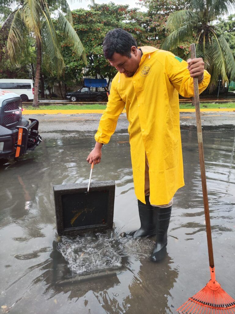 Gobierno de Estefanía Mercado despliega brigadas de apoyo ante las intensas lluvias en Playa del Carmen