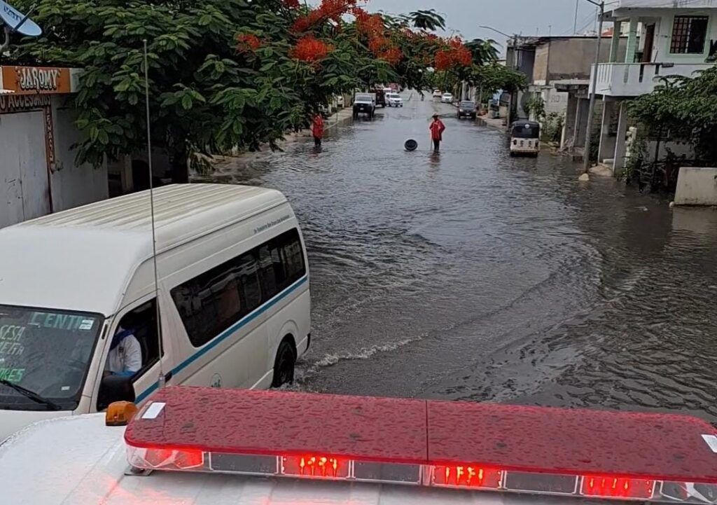 Gobierno de Estefanía Mercado despliega brigadas de apoyo ante las intensas lluvias en Playa del Carmen