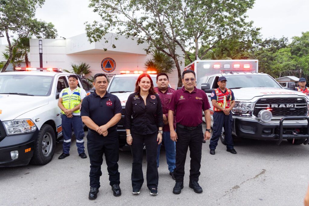 Estefanía Mercado junto al equipo de Protección Civil recorre la ciudad para atender situación por las lluvias