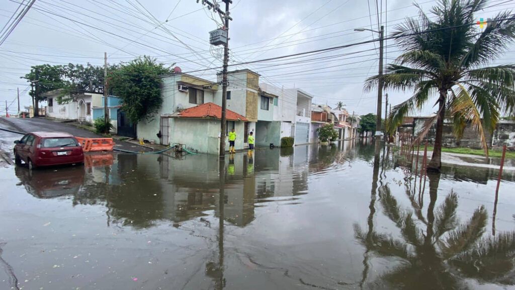 Entrega gobierno apoyo económico a familias afectadas por desastre