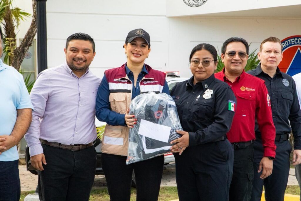 Estefanía Mercado entrega uniformes a Protección Civil y anuncia incremento salarial histórico para Bomberos