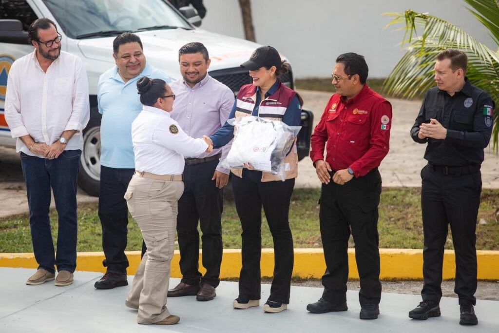Estefanía Mercado entrega uniformes a Protección Civil y anuncia incremento salarial histórico para Bomberos