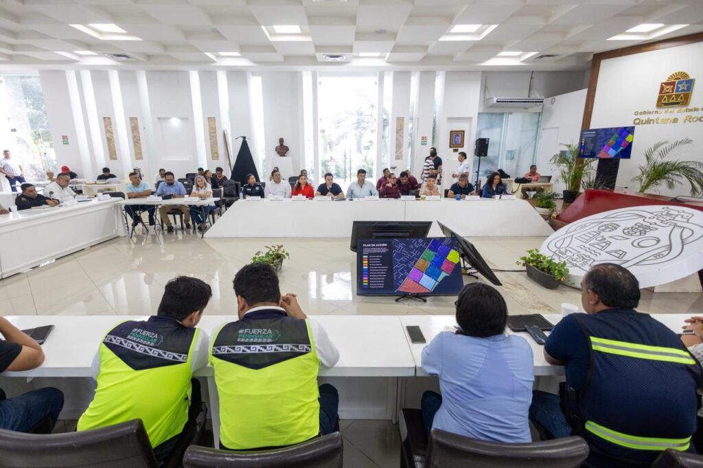 Gobierno de Playa del Carmen alerta sobre red de empresas clandestinas colgadas en postes de telefonía, electricidad y alumbrado público