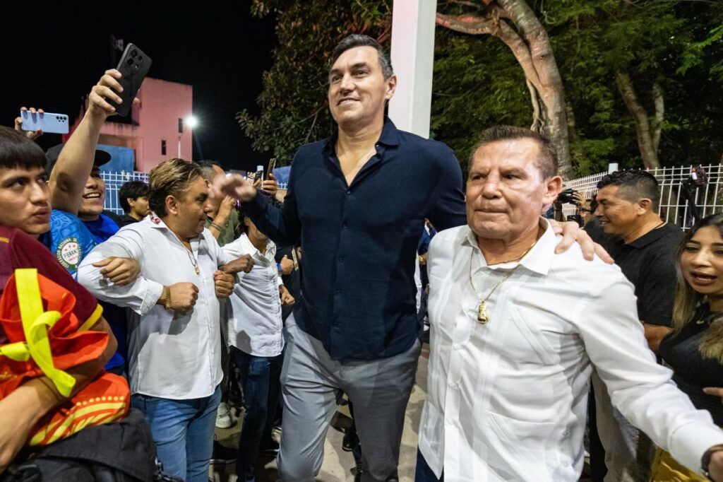 Gobierno de Estefanía Mercado inspira a la niñez y juventud playense con el conversatorio “El Sueño de un Campeón”, encabezado por Julio César Chávez