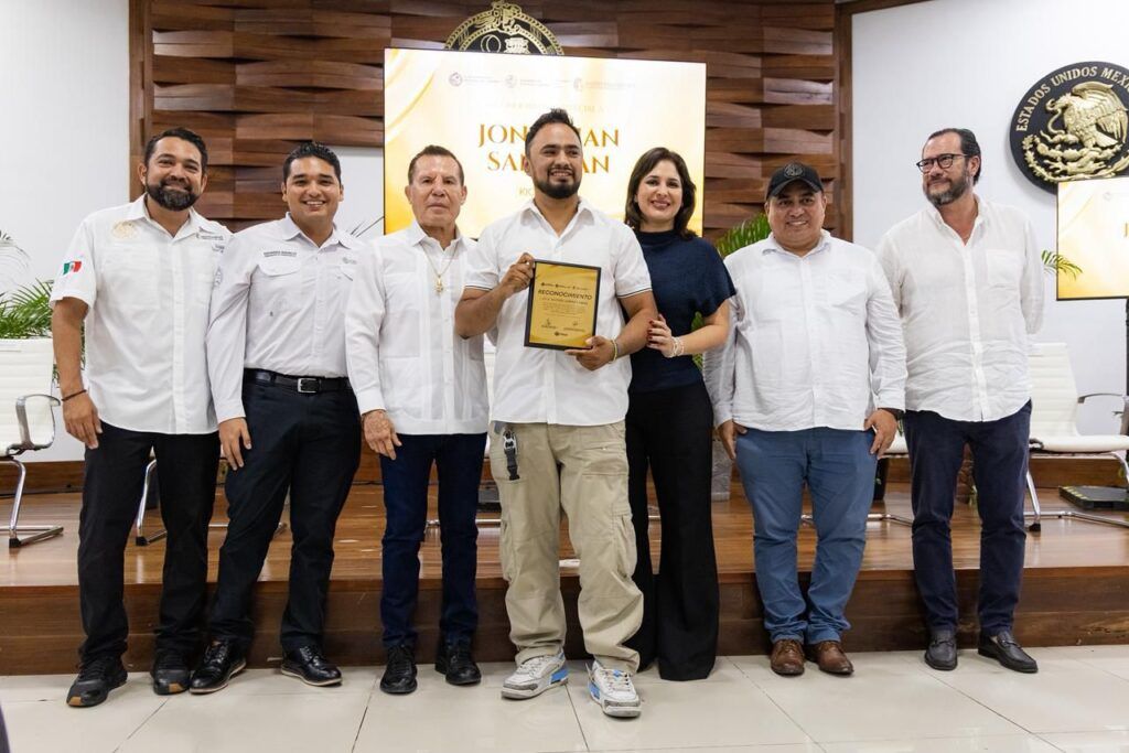 Estefanía Mercado entrega el Premio Municipal del Deporte 2025 acompañada por la leyenda del boxeo mexicano Julio César Chávez