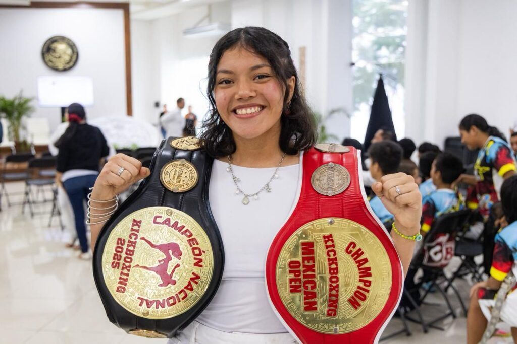 Estefanía Mercado entrega el Premio Municipal del Deporte 2025 acompañada por la leyenda del boxeo mexicano Julio César Chávez