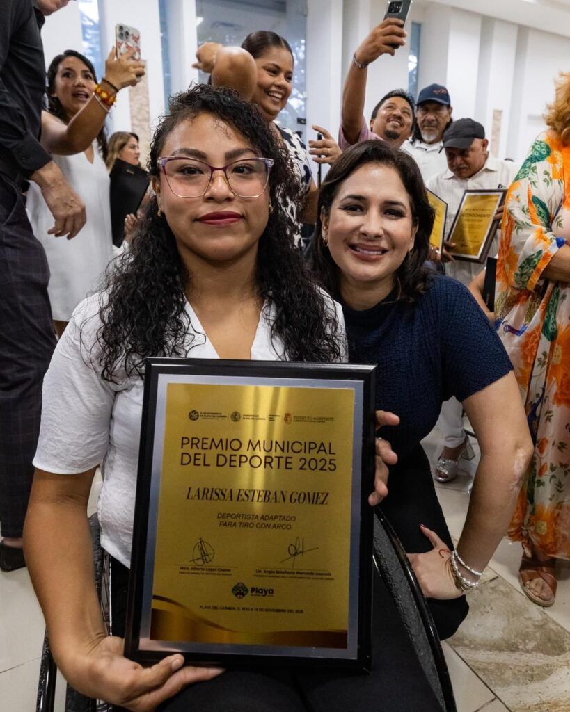 Estefanía Mercado entrega el Premio Municipal del Deporte 2025 acompañada por la leyenda del boxeo mexicano Julio César Chávez
