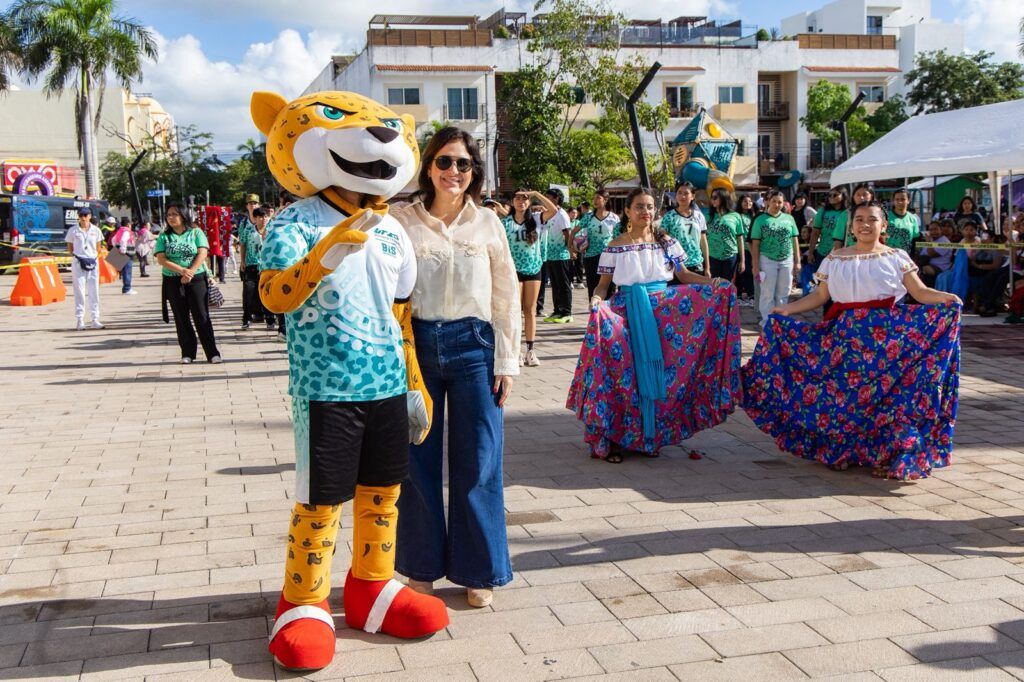 Multitudinario desfile en Playa del Carmen por el 115 aniversario del inicio de la Revolución Mexicana

•	La presidenta municipal Estefanía Mercado, acompañada por autoridades civiles, militares y navales, presencia el paso de 7,340 participantes 

Playa del Carmen, Quintana Roo, 20 de noviembre de 2025.— La presidenta municipal Estefanía Mercado encabezó este jueves el desfile cívico-deportivo por el 115 aniversario del inicio de la Revolución Mexicana, acompañada por autoridades civiles, militares, navales y mandos de la Secretaría de Seguridad Ciudadana. 

El acto reunió a miles de familias playenses que se dieron cita desde las primeras horas de la mañana para presenciar el tradicional recorrido.

En el desfile participaron alrededor de 50 contingentes con 7,340 estudiantes de todos los niveles educativos, empleados de instituciones y organismos gubernamentales, rescatistas, clubes deportivos, paramédicos y sindicatos.

A lo largo del trayecto, los contingentes presentaron tablas gimnásticas, rutinas deportivas, números coordinados y simulacros de rescate, que recibieron prolongados aplausos del público.

“Hoy celebramos el espíritu de unidad, libertad y transformación que representa la Revolución Mexicana. Me llena de orgullo ver a nuestras niñas, niños y jóvenes participar con tanta disciplina y entusiasmo; ellos son la fuerza que impulsa a Playa del Carmen hacia adelante”, expresó Estefanía Mercado, luego de reconocer el trabajo de docentes, directivos y familias que acompañaron a las y los participantes.

De acuerdo con estimaciones oficiales, alrededor de 10 mil personas presenciaron el desfile, que inició en el cruce de Avenida 38 con calle 10, avanzó por la Avenida 30, prosiguió sobre la Avenida Constituyentes y posteriormente por la Avenida 20, hasta pasar frente al Palacio Municipal, donde la Alcaldesa saludó y aplaudió el paso de cada contingente. 

Al rendir el parte informativo, Carlos Montesinos, secretario de Seguridad Ciudadana Municipal, dio a conocer que el recorrido concluyó sin incidencias bajo un operativo de seguridad y protección civil desplegado para garantizar el orden y la movilidad.

Además de representantes de fuerzas armadas, Estefanía Mercado estuvo acompañada por regidoras y regidores, así como por funcionarios de su gabinete, incluyendo al secretario general del Ayuntamiento, Luis Herrera, y el presidente honorario del DIF municipal, Eduardo Asencio.
