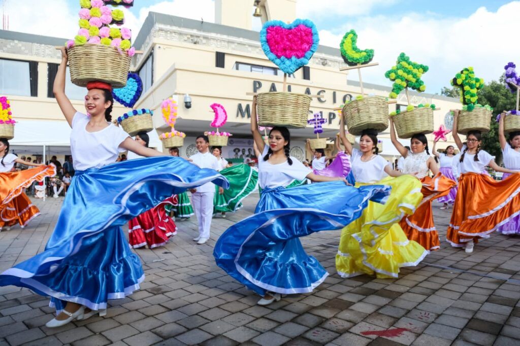 Multitudinario desfile en Playa del Carmen por el 115 aniversario del inicio de la Revolución Mexicana

•	La presidenta municipal Estefanía Mercado, acompañada por autoridades civiles, militares y navales, presencia el paso de 7,340 participantes 

Playa del Carmen, Quintana Roo, 20 de noviembre de 2025.— La presidenta municipal Estefanía Mercado encabezó este jueves el desfile cívico-deportivo por el 115 aniversario del inicio de la Revolución Mexicana, acompañada por autoridades civiles, militares, navales y mandos de la Secretaría de Seguridad Ciudadana. 

El acto reunió a miles de familias playenses que se dieron cita desde las primeras horas de la mañana para presenciar el tradicional recorrido.

En el desfile participaron alrededor de 50 contingentes con 7,340 estudiantes de todos los niveles educativos, empleados de instituciones y organismos gubernamentales, rescatistas, clubes deportivos, paramédicos y sindicatos.

A lo largo del trayecto, los contingentes presentaron tablas gimnásticas, rutinas deportivas, números coordinados y simulacros de rescate, que recibieron prolongados aplausos del público.

“Hoy celebramos el espíritu de unidad, libertad y transformación que representa la Revolución Mexicana. Me llena de orgullo ver a nuestras niñas, niños y jóvenes participar con tanta disciplina y entusiasmo; ellos son la fuerza que impulsa a Playa del Carmen hacia adelante”, expresó Estefanía Mercado, luego de reconocer el trabajo de docentes, directivos y familias que acompañaron a las y los participantes.

De acuerdo con estimaciones oficiales, alrededor de 10 mil personas presenciaron el desfile, que inició en el cruce de Avenida 38 con calle 10, avanzó por la Avenida 30, prosiguió sobre la Avenida Constituyentes y posteriormente por la Avenida 20, hasta pasar frente al Palacio Municipal, donde la Alcaldesa saludó y aplaudió el paso de cada contingente. 

Al rendir el parte informativo, Carlos Montesinos, secretario de Seguridad Ciudadana Municipal, dio a conocer que el recorrido concluyó sin incidencias bajo un operativo de seguridad y protección civil desplegado para garantizar el orden y la movilidad.

Además de representantes de fuerzas armadas, Estefanía Mercado estuvo acompañada por regidoras y regidores, así como por funcionarios de su gabinete, incluyendo al secretario general del Ayuntamiento, Luis Herrera, y el presidente honorario del DIF municipal, Eduardo Asencio.
