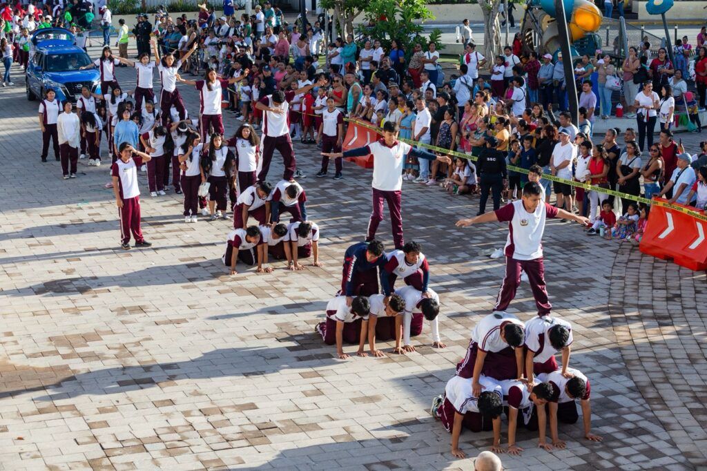 Multitudinario desfile en Playa del Carmen por el 115 aniversario del inicio de la Revolución Mexicana

•	La presidenta municipal Estefanía Mercado, acompañada por autoridades civiles, militares y navales, presencia el paso de 7,340 participantes 

Playa del Carmen, Quintana Roo, 20 de noviembre de 2025.— La presidenta municipal Estefanía Mercado encabezó este jueves el desfile cívico-deportivo por el 115 aniversario del inicio de la Revolución Mexicana, acompañada por autoridades civiles, militares, navales y mandos de la Secretaría de Seguridad Ciudadana. 

El acto reunió a miles de familias playenses que se dieron cita desde las primeras horas de la mañana para presenciar el tradicional recorrido.

En el desfile participaron alrededor de 50 contingentes con 7,340 estudiantes de todos los niveles educativos, empleados de instituciones y organismos gubernamentales, rescatistas, clubes deportivos, paramédicos y sindicatos.

A lo largo del trayecto, los contingentes presentaron tablas gimnásticas, rutinas deportivas, números coordinados y simulacros de rescate, que recibieron prolongados aplausos del público.

“Hoy celebramos el espíritu de unidad, libertad y transformación que representa la Revolución Mexicana. Me llena de orgullo ver a nuestras niñas, niños y jóvenes participar con tanta disciplina y entusiasmo; ellos son la fuerza que impulsa a Playa del Carmen hacia adelante”, expresó Estefanía Mercado, luego de reconocer el trabajo de docentes, directivos y familias que acompañaron a las y los participantes.

De acuerdo con estimaciones oficiales, alrededor de 10 mil personas presenciaron el desfile, que inició en el cruce de Avenida 38 con calle 10, avanzó por la Avenida 30, prosiguió sobre la Avenida Constituyentes y posteriormente por la Avenida 20, hasta pasar frente al Palacio Municipal, donde la Alcaldesa saludó y aplaudió el paso de cada contingente. 

Al rendir el parte informativo, Carlos Montesinos, secretario de Seguridad Ciudadana Municipal, dio a conocer que el recorrido concluyó sin incidencias bajo un operativo de seguridad y protección civil desplegado para garantizar el orden y la movilidad.

Además de representantes de fuerzas armadas, Estefanía Mercado estuvo acompañada por regidoras y regidores, así como por funcionarios de su gabinete, incluyendo al secretario general del Ayuntamiento, Luis Herrera, y el presidente honorario del DIF municipal, Eduardo Asencio.
