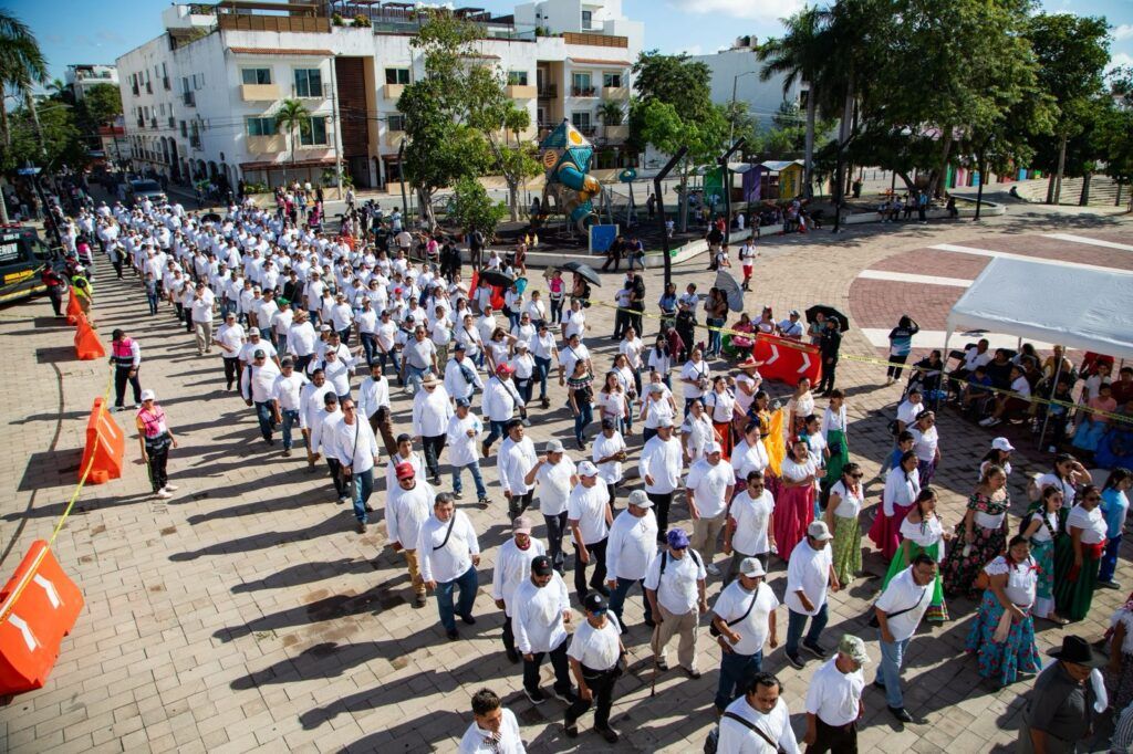 Multitudinario desfile en Playa del Carmen por el 115 aniversario del inicio de la Revolución Mexicana

•	La presidenta municipal Estefanía Mercado, acompañada por autoridades civiles, militares y navales, presencia el paso de 7,340 participantes 

Playa del Carmen, Quintana Roo, 20 de noviembre de 2025.— La presidenta municipal Estefanía Mercado encabezó este jueves el desfile cívico-deportivo por el 115 aniversario del inicio de la Revolución Mexicana, acompañada por autoridades civiles, militares, navales y mandos de la Secretaría de Seguridad Ciudadana. 

El acto reunió a miles de familias playenses que se dieron cita desde las primeras horas de la mañana para presenciar el tradicional recorrido.

En el desfile participaron alrededor de 50 contingentes con 7,340 estudiantes de todos los niveles educativos, empleados de instituciones y organismos gubernamentales, rescatistas, clubes deportivos, paramédicos y sindicatos.

A lo largo del trayecto, los contingentes presentaron tablas gimnásticas, rutinas deportivas, números coordinados y simulacros de rescate, que recibieron prolongados aplausos del público.

“Hoy celebramos el espíritu de unidad, libertad y transformación que representa la Revolución Mexicana. Me llena de orgullo ver a nuestras niñas, niños y jóvenes participar con tanta disciplina y entusiasmo; ellos son la fuerza que impulsa a Playa del Carmen hacia adelante”, expresó Estefanía Mercado, luego de reconocer el trabajo de docentes, directivos y familias que acompañaron a las y los participantes.

De acuerdo con estimaciones oficiales, alrededor de 10 mil personas presenciaron el desfile, que inició en el cruce de Avenida 38 con calle 10, avanzó por la Avenida 30, prosiguió sobre la Avenida Constituyentes y posteriormente por la Avenida 20, hasta pasar frente al Palacio Municipal, donde la Alcaldesa saludó y aplaudió el paso de cada contingente. 

Al rendir el parte informativo, Carlos Montesinos, secretario de Seguridad Ciudadana Municipal, dio a conocer que el recorrido concluyó sin incidencias bajo un operativo de seguridad y protección civil desplegado para garantizar el orden y la movilidad.

Además de representantes de fuerzas armadas, Estefanía Mercado estuvo acompañada por regidoras y regidores, así como por funcionarios de su gabinete, incluyendo al secretario general del Ayuntamiento, Luis Herrera, y el presidente honorario del DIF municipal, Eduardo Asencio.
