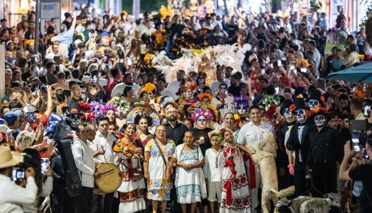Miles de personas abarrotan la Quinta Avenida de Playa del Carmen durante el desfile “U Xiímbal Pixano’ob. Paseo de los Pixanes”
