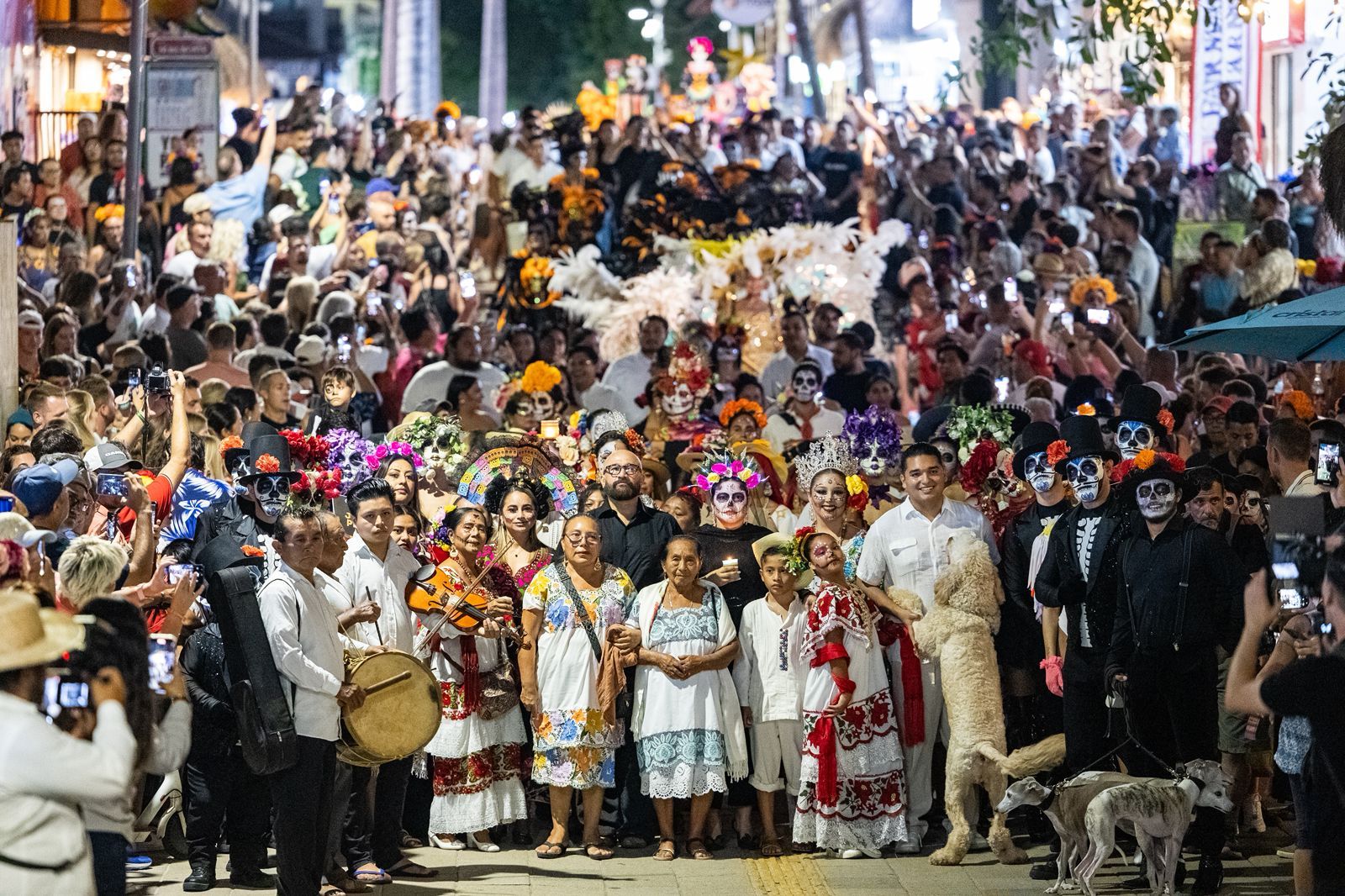 Miles de personas abarrotan la Quinta Avenida de Playa del Carmen durante el desfile “U Xiímbal Pixano’ob. Paseo de los Pixanes”. Noticias en tiempo real