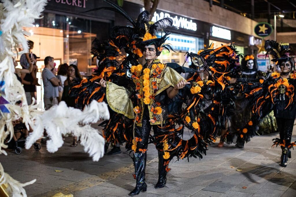 Miles de personas abarrotan la Quinta Avenida de Playa del Carmen durante el desfile “U Xiímbal Pixano’ob. Paseo de los Pixanes”