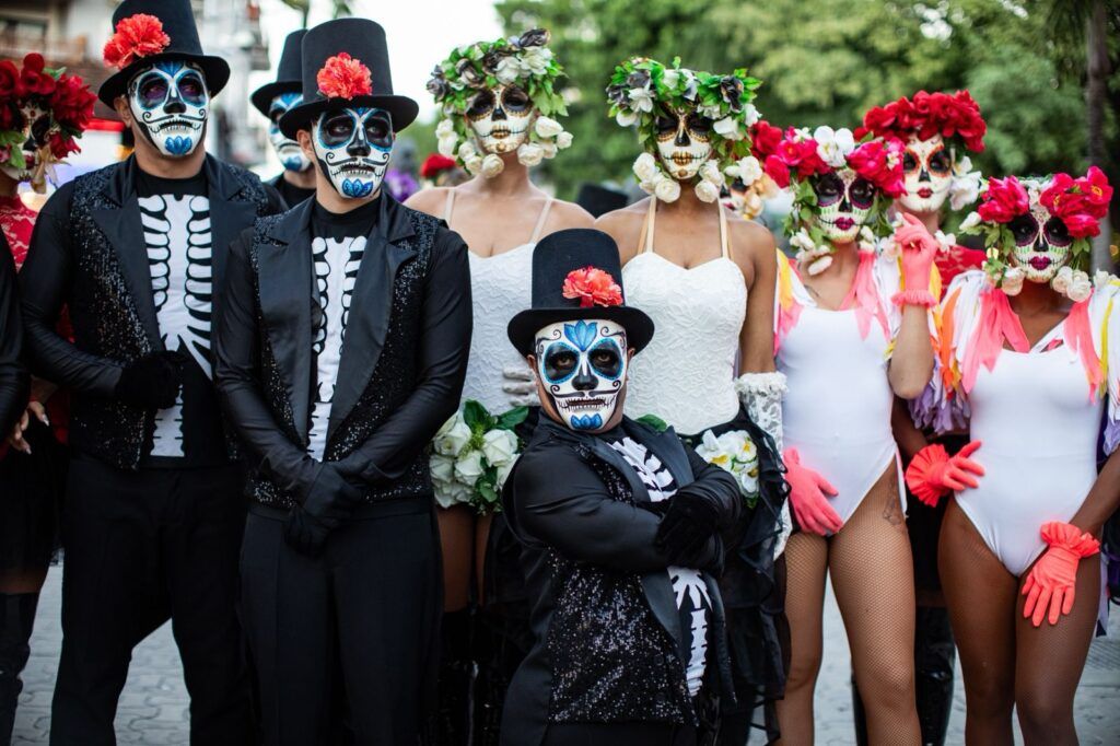 Miles de personas abarrotan la Quinta Avenida de Playa del Carmen durante el desfile “U Xiímbal Pixano’ob. Paseo de los Pixanes”