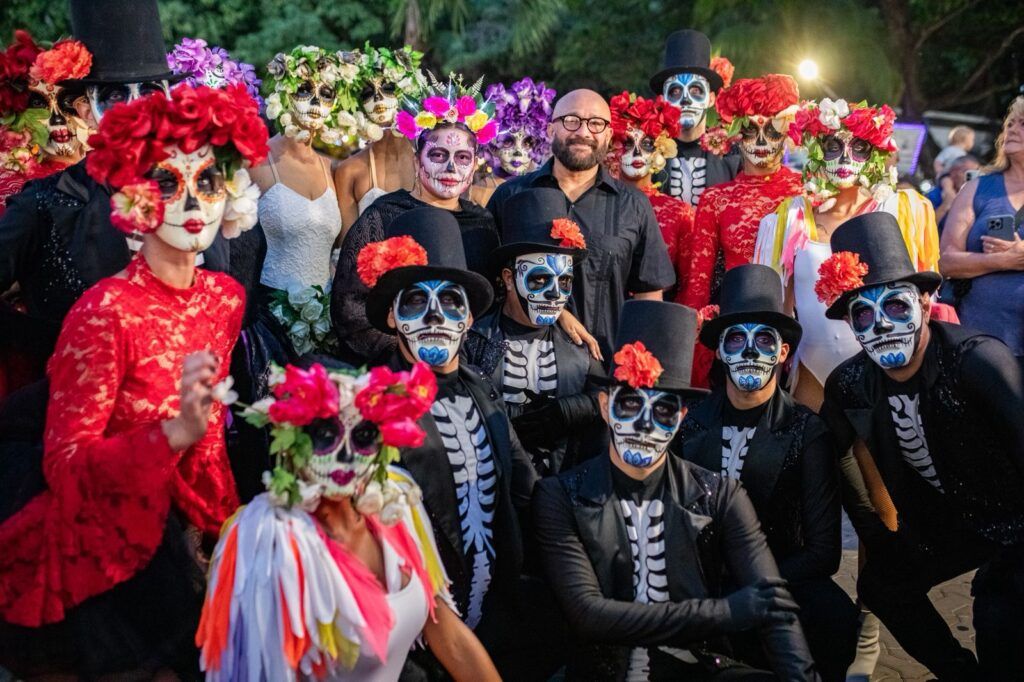 Miles de personas abarrotan la Quinta Avenida de Playa del Carmen durante el desfile “U Xiímbal Pixano’ob. Paseo de los Pixanes”