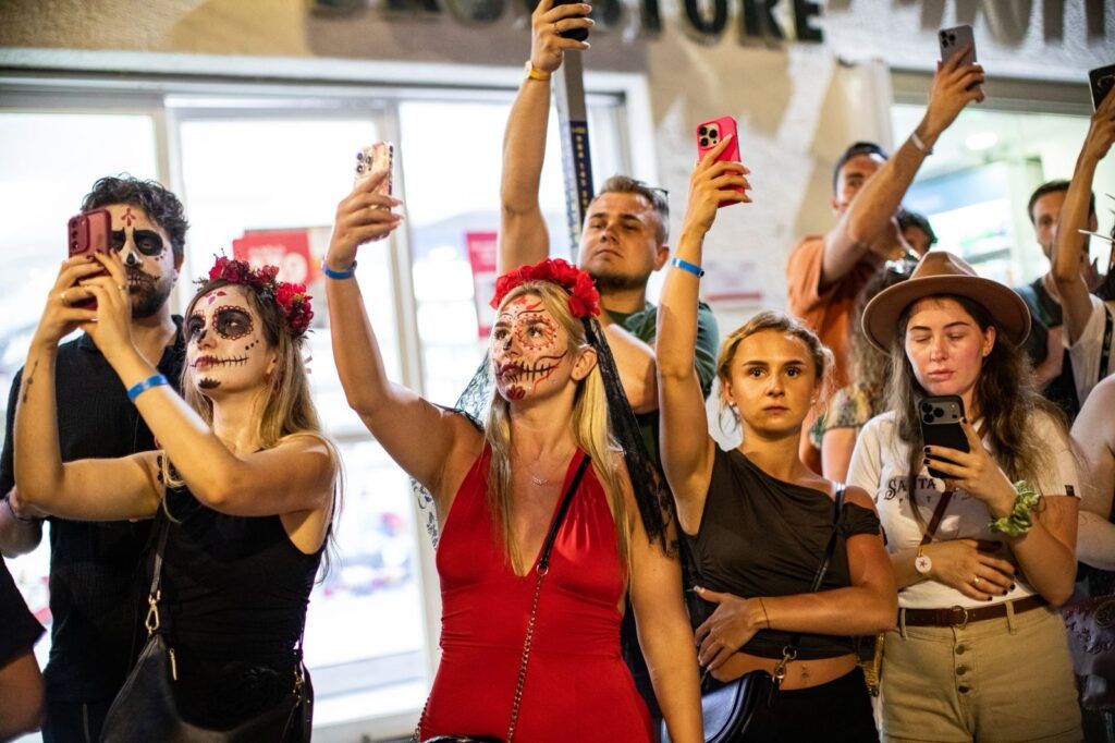 Miles de personas abarrotan la Quinta Avenida de Playa del Carmen durante el desfile “U Xiímbal Pixano’ob. Paseo de los Pixanes”
