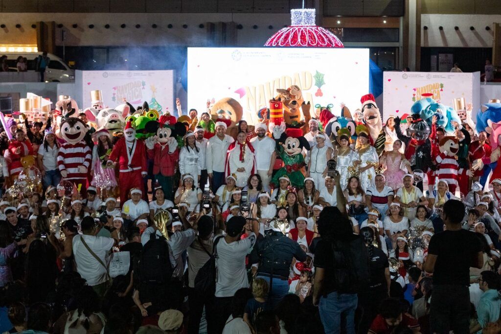 Miles de playenses y turistas disfrutan del Gran Desfile Navideño en la Quinta Avenida