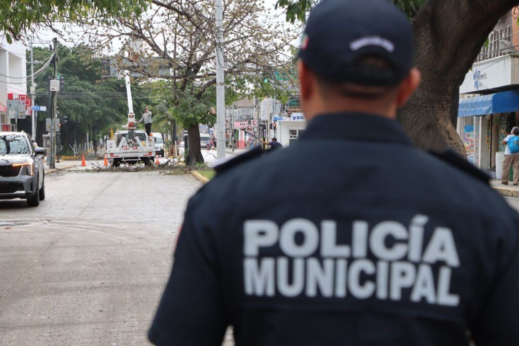 Atienden temporalmente accidentes provocados por concreto resbaladizo en avenida 30