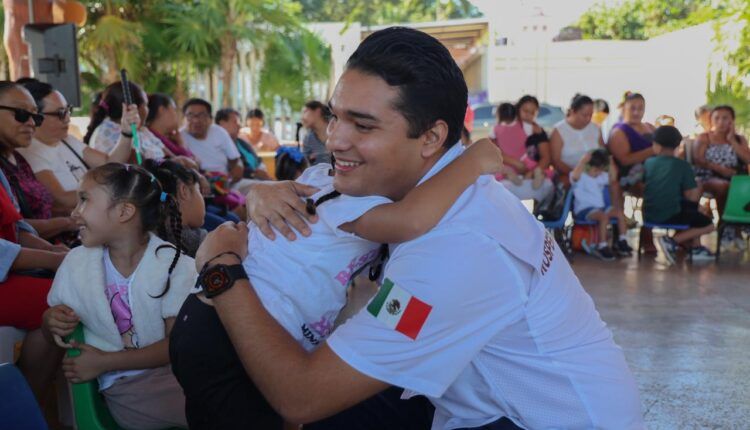 Eduardo Asencio celebra posada navideña para niñas y niños del CRIM en Playa del Carmen