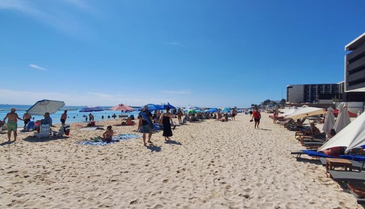 Playa Mamitas recupera más de 40 metros de arenal y registra alta afluencia turística