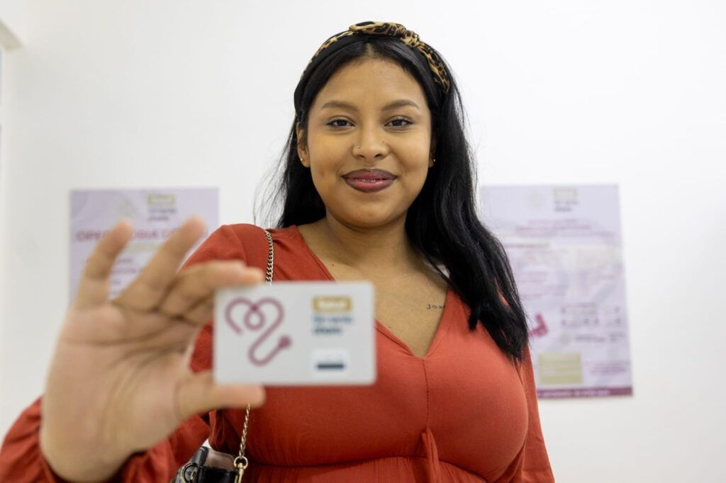 Estefanía Mercado entrega la credencial de afiliación número 20 mil del programa “Salud Sin Tanto Choro” en Playa del Carmen